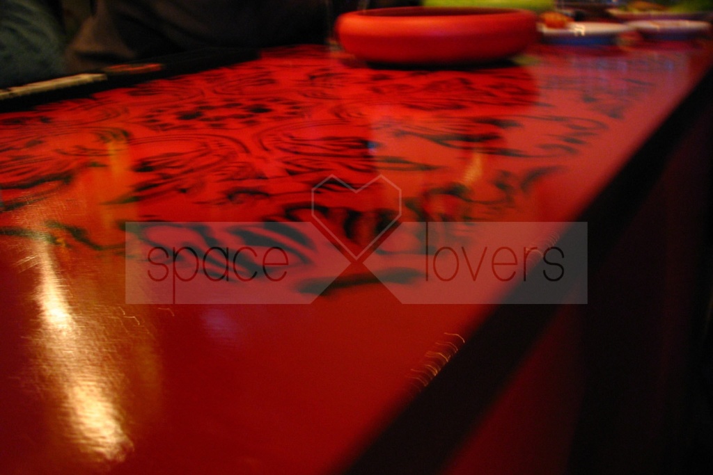 Obra em Setubal Bar Stichini - Balcao Lacado a vermelho com estampado do motivo dos azulejos exteriores