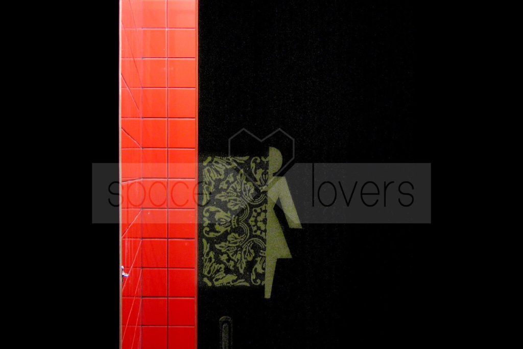 Obra em Setubal Bar Stichini - Porta de casa de Banho feminina