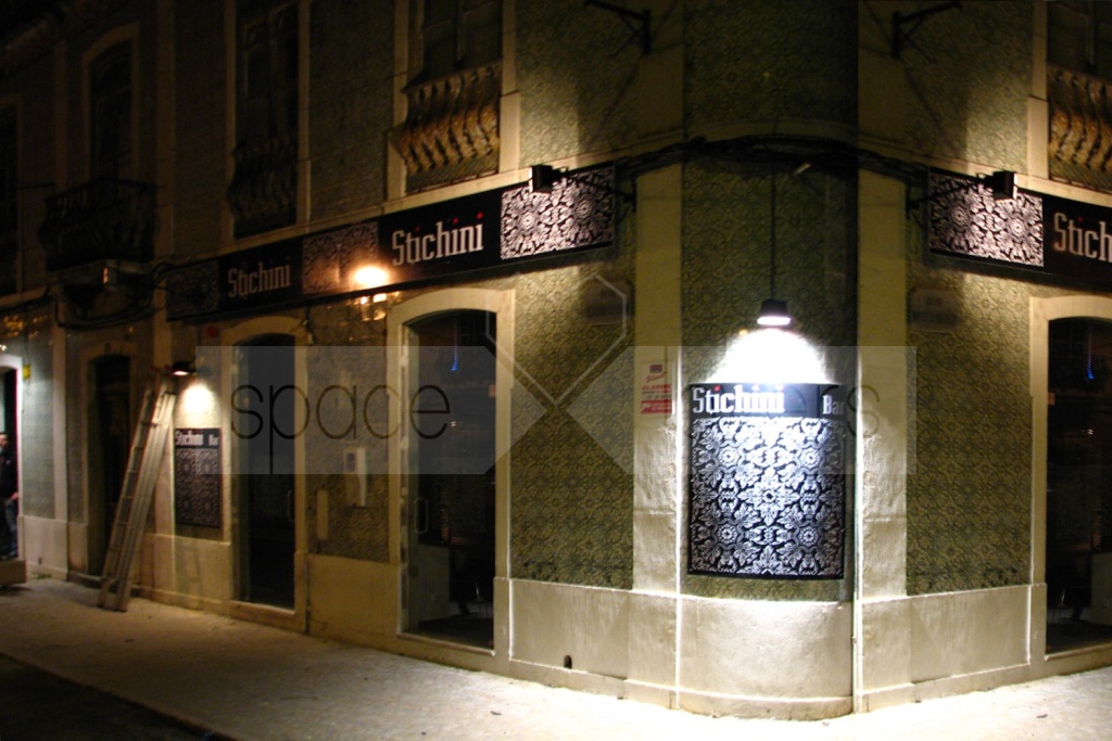 Obra em Setubal Bar Stichini - Exterior com Iluminacao de crtazes de publicidade