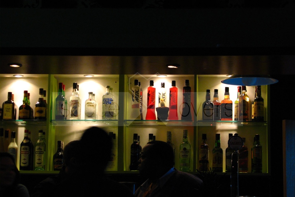 Obra em Setubal Bar Stichini - Garrafeira lacada e prateleiras de vidro