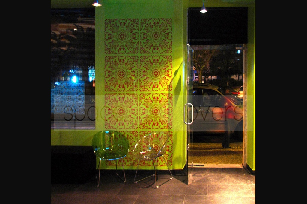 Obra em Setubal Bar Stichini - Parede pintada de verde estampada com motivo de azulejo e porta de Vidro