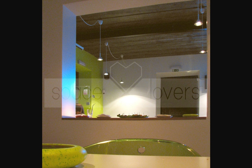 Obra em Setubal Bar Stichini - Parede branca e Teto de Madeira a vista