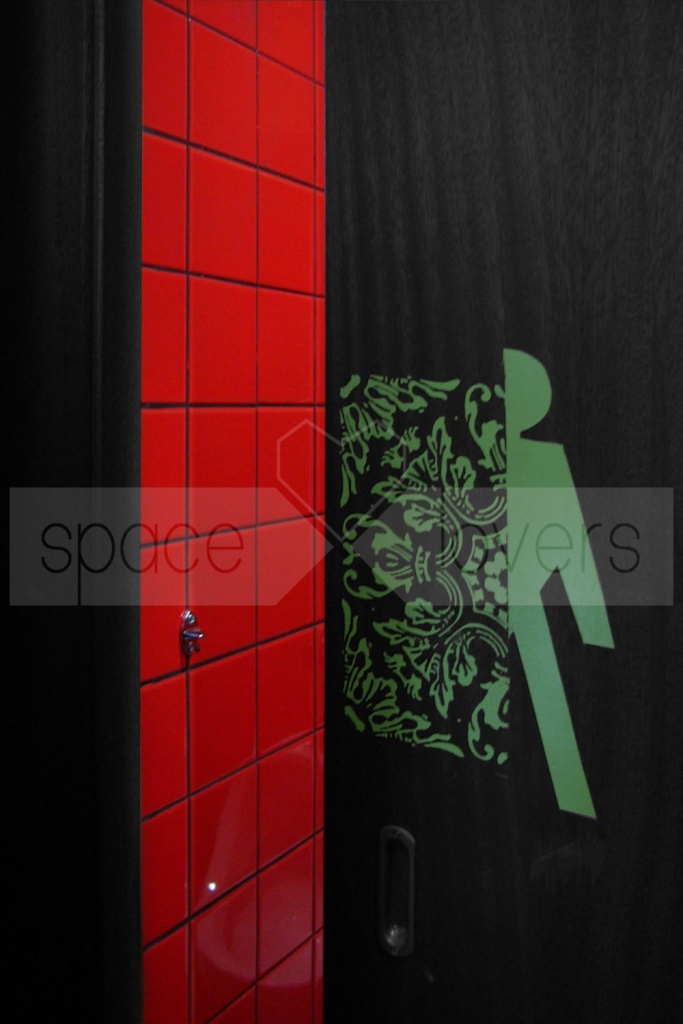 Obra em Setubal Bar Stichini - Porta de casas de banho masculina