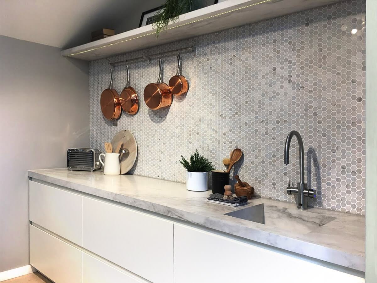 spacelovers-remodelações-projetos-obras-arquitetura-cozinha-lacada-branco-pedra-bancada-marmore