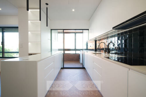 Remodelação de Apartamento em Oeiras - Cozinha com bancadas em quartzo