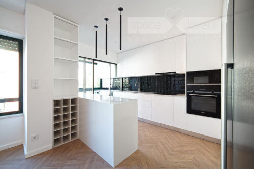 Remodelação de Apartamento em Oeiras - Cozinha branca e preta