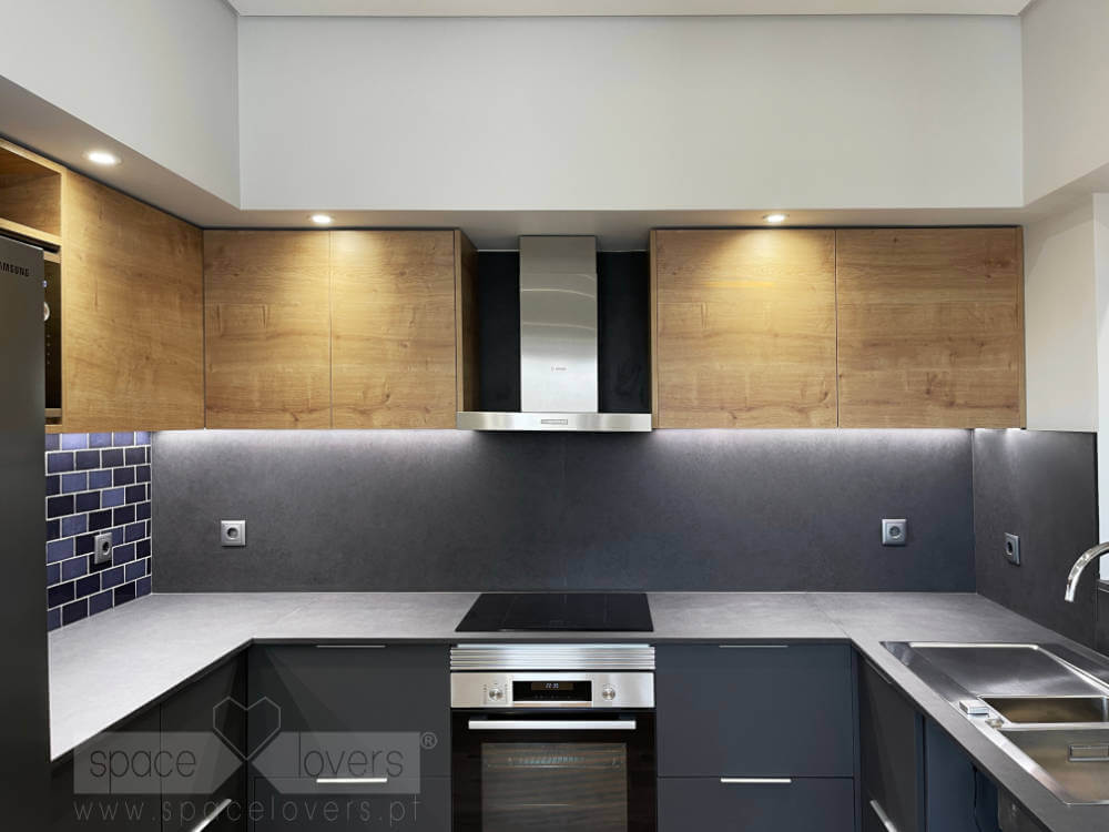 Remodelação de apartamento na Estrela em Lisboa. Foto da cozinha remodelada com armários inferiores em cinza
