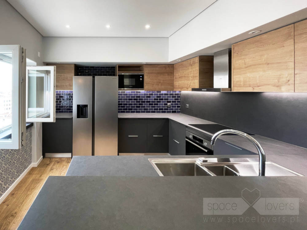 Remodelação de apartamento na Estrela em Lisboa. Foto da cozinha remodelada com bancadas em Dekton