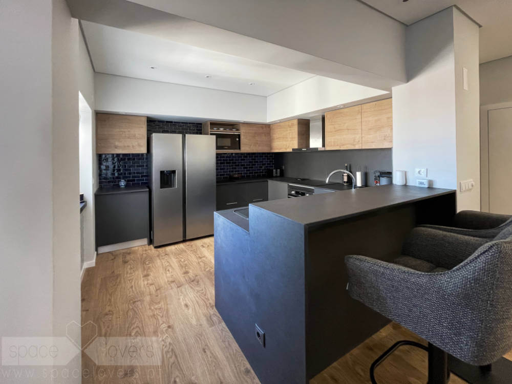 Remodelação de apartamento na Estrela em Lisboa. Foto da cozinha remodelada com península