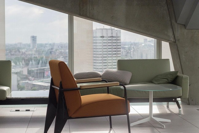 Consultoria de Projeto: imagem com mobiliário de design contemporâneo em espaço de escritório