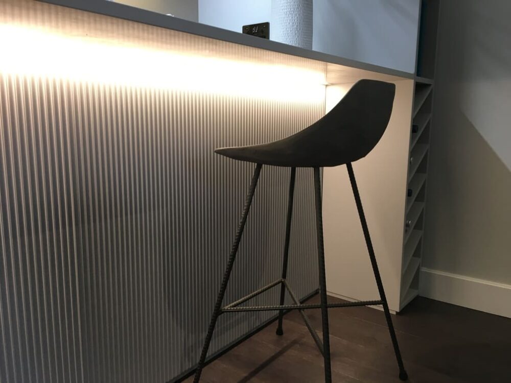 Cozinha com ilhas simples. Detalhe de ilha com luz LED