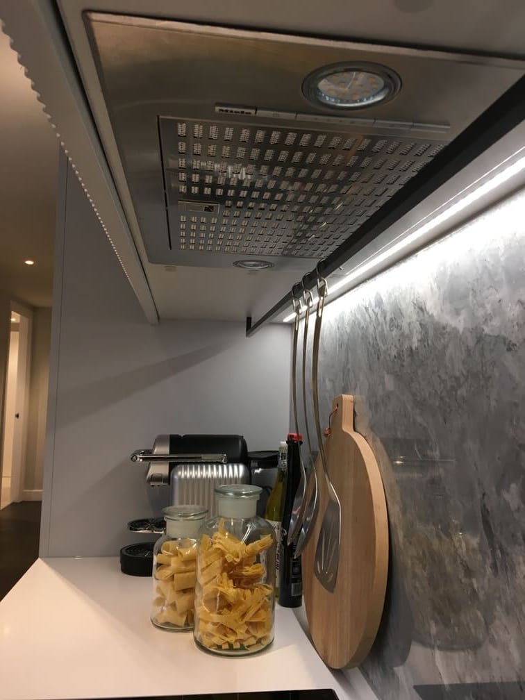 Cozinhas com ilhas simples. Detalhe de backsplash e bancada com luz LED