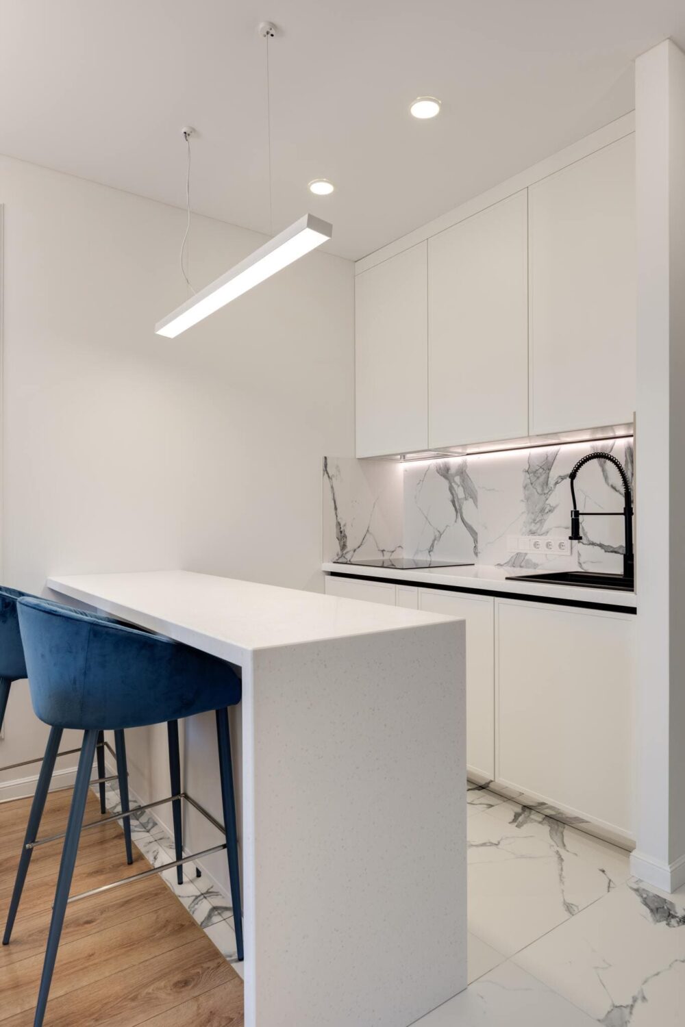 Cozinhas modernas com ilha branca