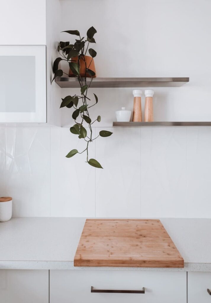 Cozinha com pretaleiras desalinhadas e com bancada