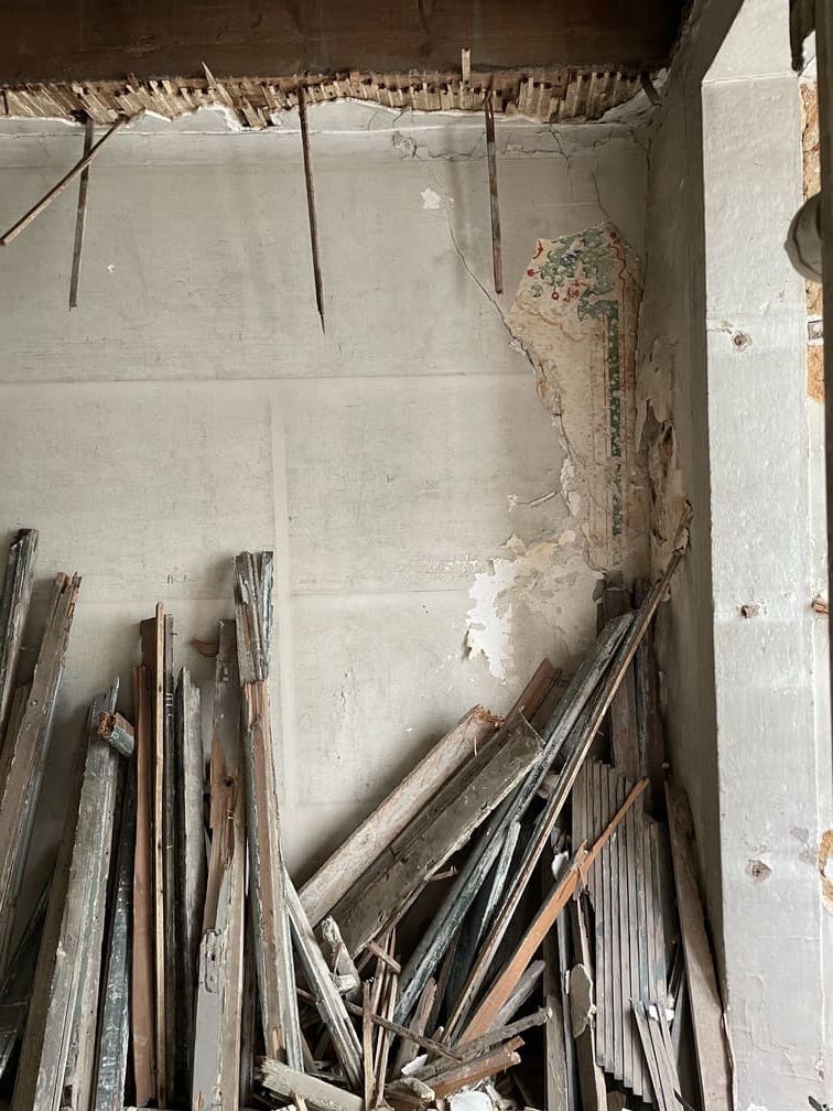 Demolição em obra de teto em fasquiado degradado e frescos nas pinturas das paredes. Projeot de demolição