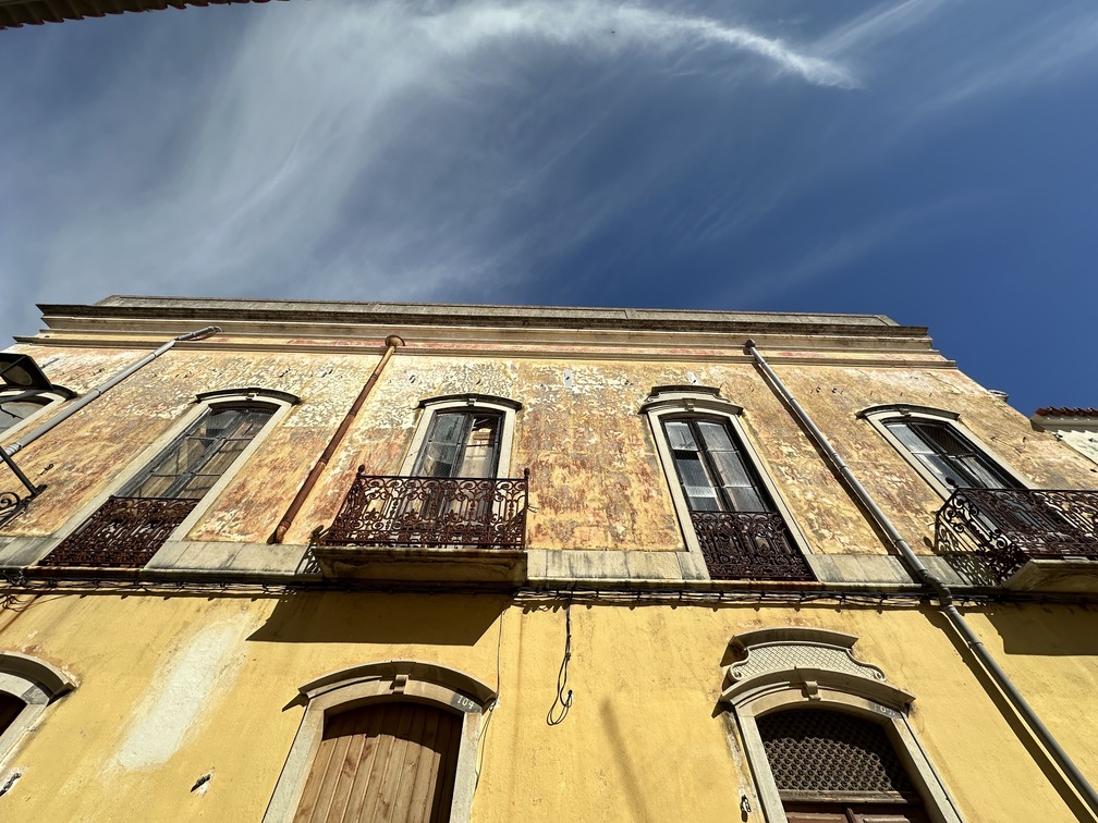 Converter comércio em habitação. Edifício em Loulé