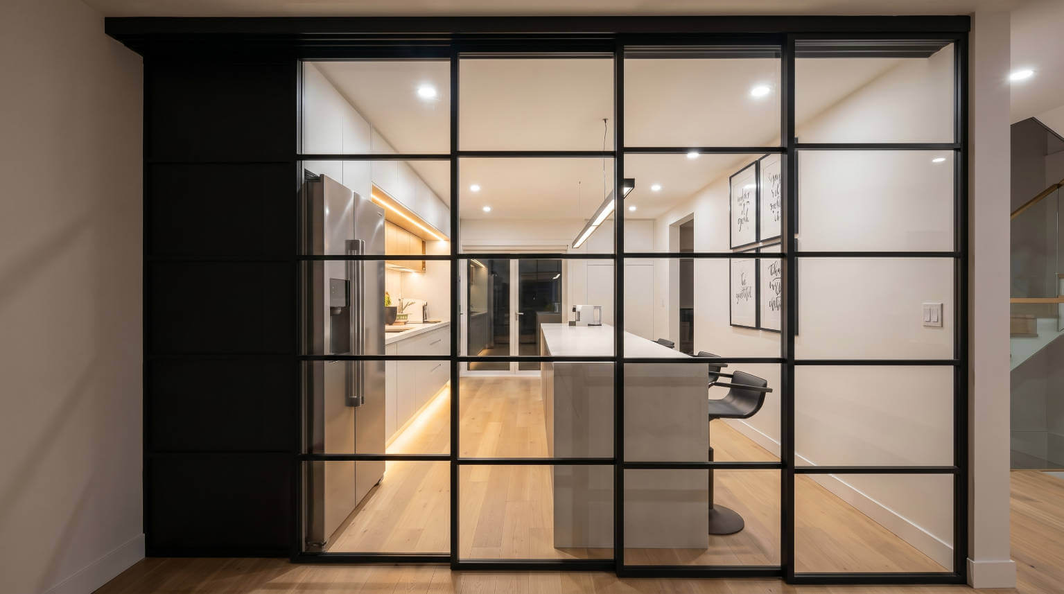 Remodelacao-Moradia-Cascais-Cobre-Portas-de-vidro-industriais-pretas