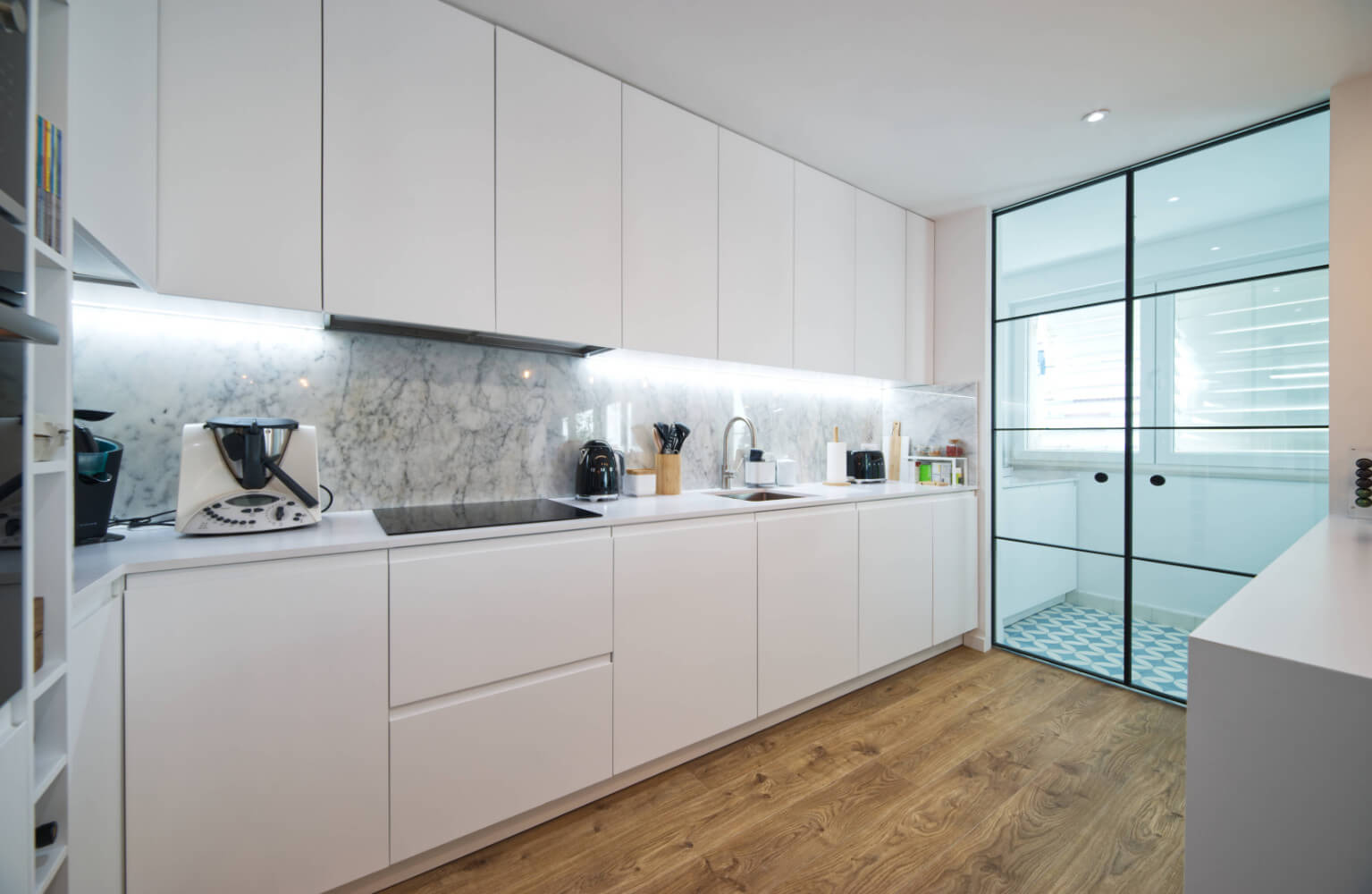 Remodelacao-Casa-Avenidas-Novas-Sala-Cozinha-Lacada-Branca