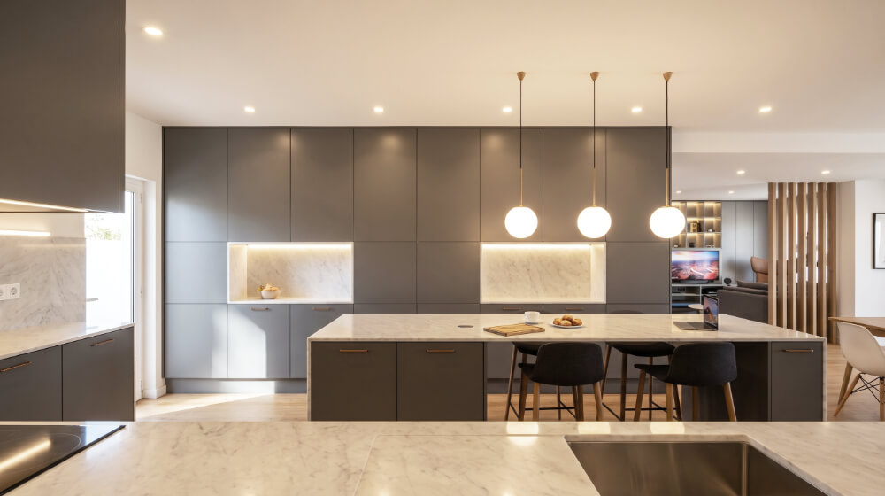 Moradia em Alcochete. Projeto de remodelação. Cozinha aberta com a sala