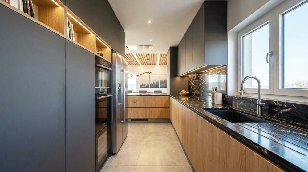 Remodelação de Moradia na Quinta do Peru. Cozinha com bancadas em silestone