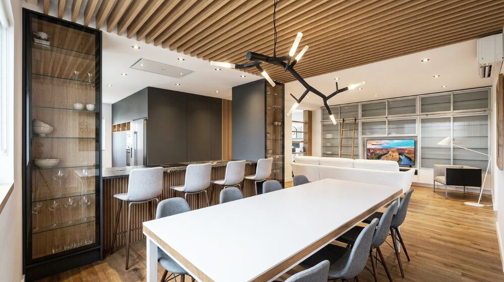 Remodelação de Moradia na Quinta do Peru. Cozinha aberta com sala e zona de balcão
