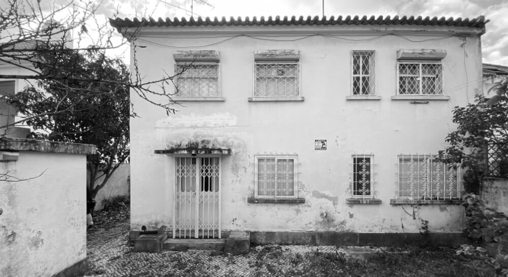 Remodelação de moradia no Restelo em Lisboa. Alçado posterior existente a reabilitar.